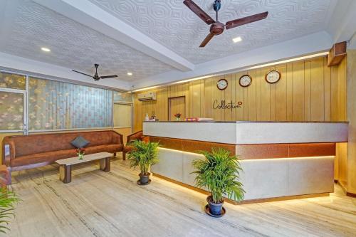 um átrio com uma sala de espera com uma mesa de espera em Super Collection O G Silver Hotels Mount Road em Chennai