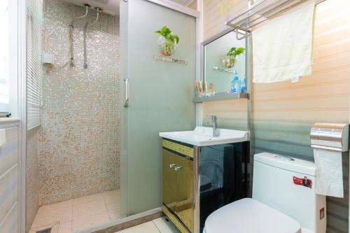 e bagno con servizi igienici, lavandino e doccia. di West Lake Hefang Street Metro Exit B&B a Hangzhou