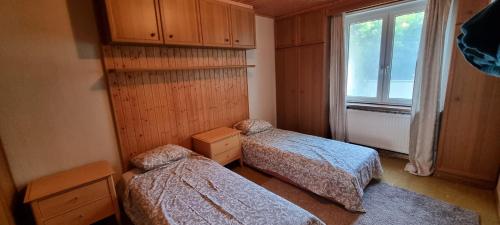 2 łóżka w małym pokoju z oknem w obiekcie Apartment in Fischamend 2 Bedroom (3 Beds) 