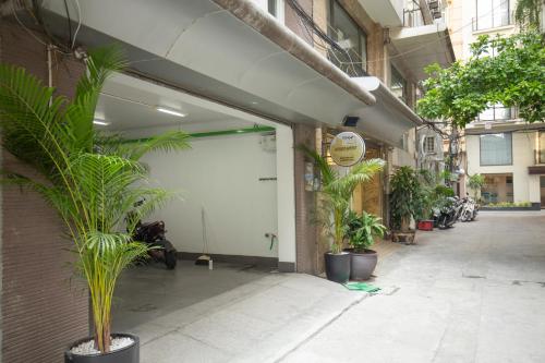 ein Gebäude mit einer Garage mit Pflanzen davor in der Unterkunft Sumitomo12- 535 Kim Mã Apartment for Japanese in Hanoi