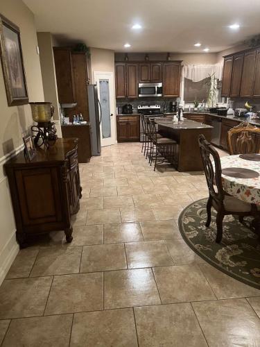 uma grande cozinha com uma mesa e cadeiras em Anthony apartment em Macomb