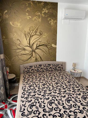 a bedroom with a bed with a floral wallpaper at Danka Szálláshely in Debrecen