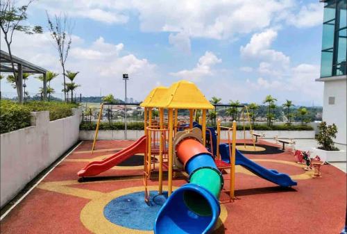 um parque infantil num resort com escorrega em D'EvoLoft & Free WIFI em Bandar Baru Bangi