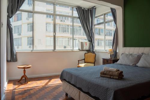 1 dormitorio con cama y ventana grande en Copacabana - Apto 3 quartos, en Río de Janeiro