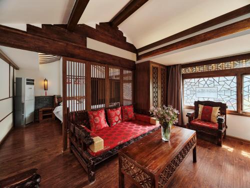 a living room with a couch and a table at 夕露小榭古城南门店 Xilu Xiaoxie Inn Old Town Lijiang in Lijiang