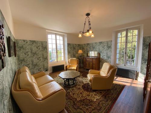 Svetainės erdvė apgyvendinimo įstaigoje Vintage holiday apartment on the 1st floor of an elegant mansion - Coutances