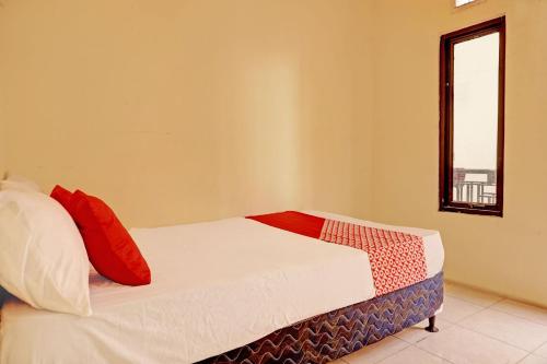 Tempat tidur dalam kamar di OYO Life 92936 Kost Teteh Erni Karawang