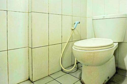 Phòng tắm tại OYO Life 92962 Apartement Sentraland Karawang By Ratna