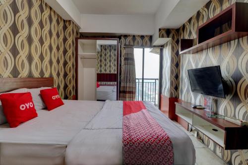 Katil atau katil-katil dalam bilik di OYO Life 92910 Apartemen Tamansari Panoramic By Tira