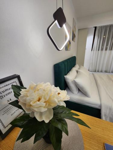 地拉那的住宿－Pietro Guesthouse，房间里的一张桌子上一束白色花