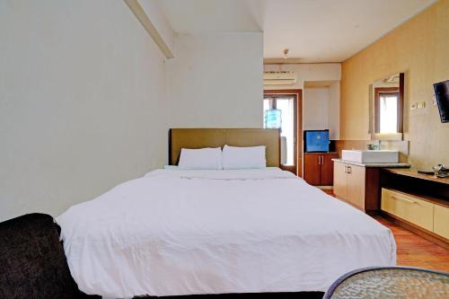 เตียงในห้องที่ OYO Life 92949 Apartemen Gateway Cicadas By Qq Rent