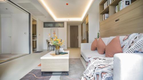 Ruang duduk di Funstay Bangkok Circle Condo