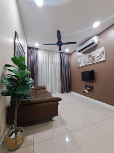 ein Wohnzimmer mit einem Sofa und einem Deckenventilator in der Unterkunft Hijauan Homestay Shah Alam in Shah Alam