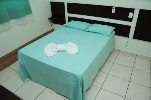 カコアウにあるEder Hotelの上に弓ネクタイのベッド