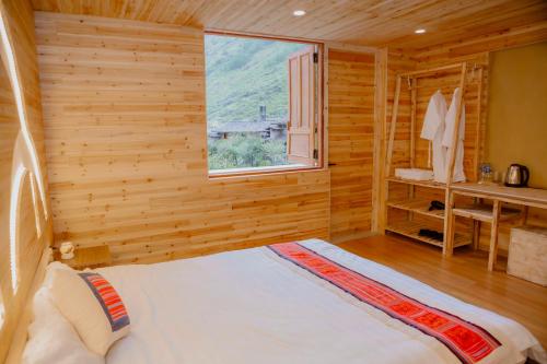 a bedroom with a bed in a wooden room at Meo Vac Valley in Mèo Vạc