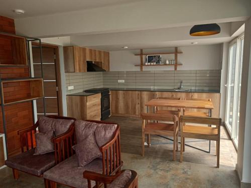 Una cocina o zona de cocina en Izzat Inn Pool Villa Parunthumpara