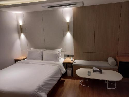 Adena Hotelにあるベッド