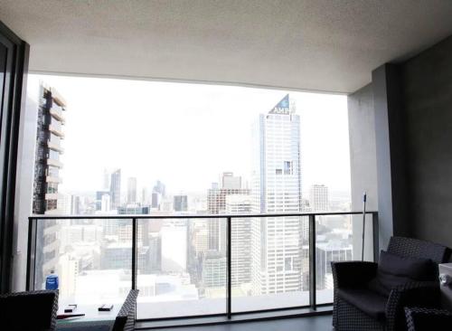 Zimmer mit einem großen Fenster und Stadtblick in der Unterkunft Spacious Apartment in the CBD in Melbourne