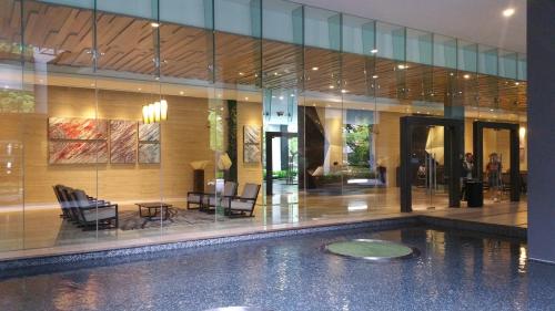 un vestíbulo con piscina en un edificio en M City Ampang KL city, en Kuala Lumpur