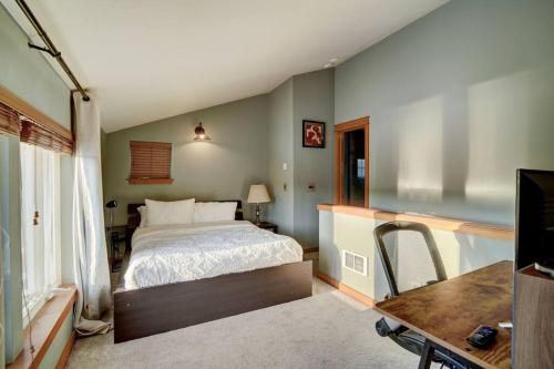 西雅圖的住宿－Modern 3Bed+loft, 3.5Bath Home w/desk, gym access，一间卧室配有一张床、一张书桌和一台电视。