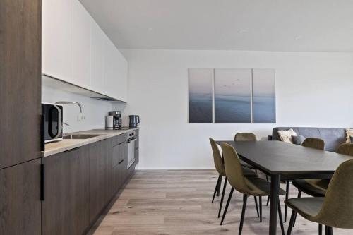 Kuchyň nebo kuchyňský kout v ubytování Venture Vacations - Discover Selfoss Stylish 4Bedroom Hideaway
