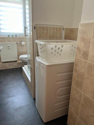 a bathroom with a tub and a sink and a toilet at Monteurwohnung I WLAN I Einzelbetten in Burgneudorf