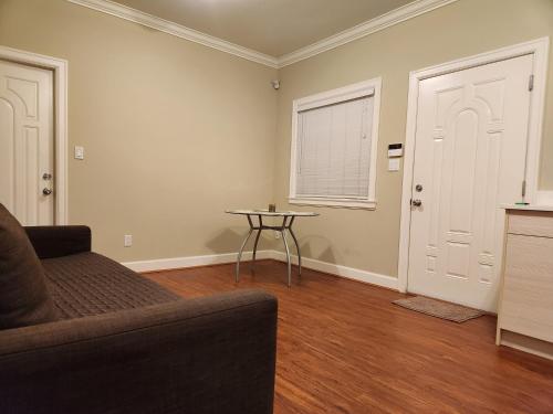 ein Wohnzimmer mit einem Sofa und einem Tisch in der Unterkunft Richmond BC Canada 1-Bedroom Suite in Richmond