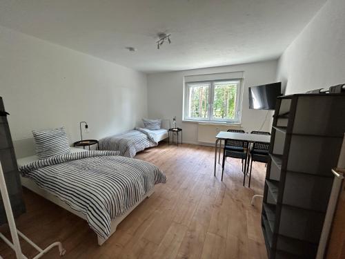 a living room with two beds and a desk at Monteurwohnung I WLAN I Einzelbetten in Burgneudorf