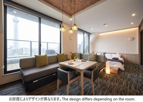 sala de estar con sofá y mesa en stayme THE HOTEL Asakusa Riverside, en Tokio