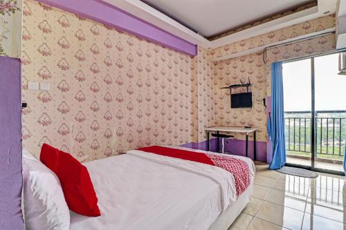 Кровать или кровати в номере OYO Life 92735 Apartemen Tamansari Panoramic By Santuy