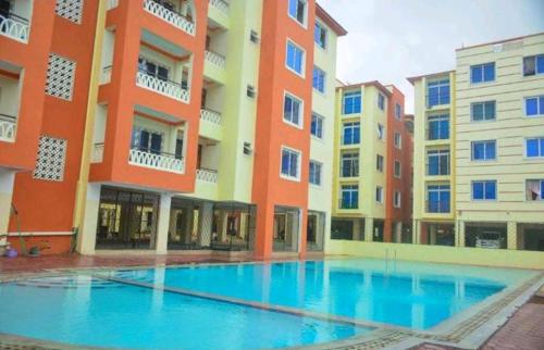 una gran piscina frente a un edificio en Bliss homestay apartment with swimming pool en Mtwapa