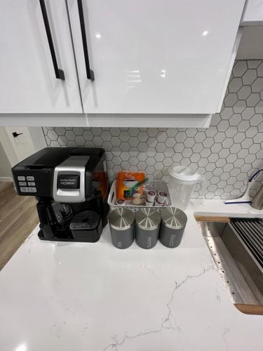 Kuchyň nebo kuchyňský kout v ubytování 2 Bedroom 2 Washrooms Brand New Beautiful & Cozy Suite