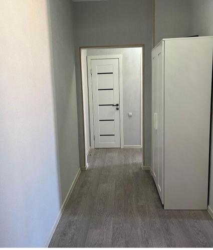 ein leeres Zimmer mit einer weißen Tür und einem Flur in der Unterkunft Апартаменты in Balqasch
