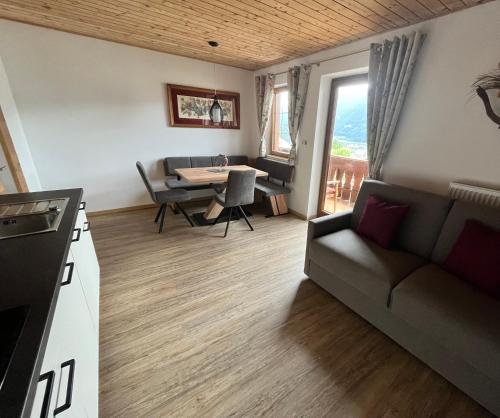 uma sala de estar com um sofá e uma mesa em Stroblhof em Vipiteno