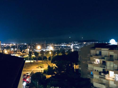 Grand appartement proche port et plages, 6 à 8 pers, 3 chambres, climatisé photo 11