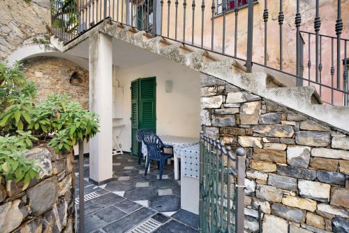 an entrance to a house with a stone wall at Inglese, borgo dei pescatori in Cervo