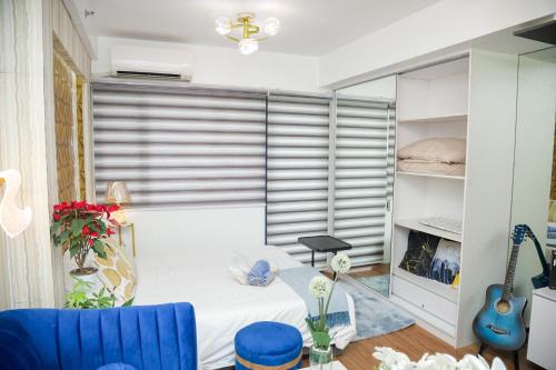 a living room with a bed and a closet at Shore2 Luxurious & Homely Suite near MOA in Manila
