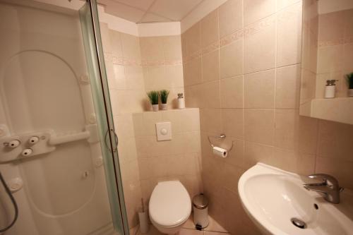 y baño con ducha, aseo y lavamanos. en 2 room CannesVacationRental by AmericanVacationLiving, en Cannes