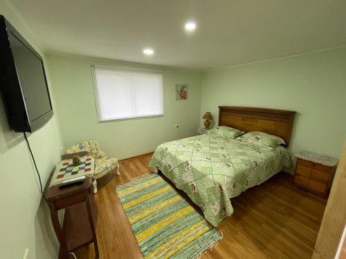 1 dormitorio con 1 cama y TV de pantalla plana en El Manantial de Tunca, en Tunca