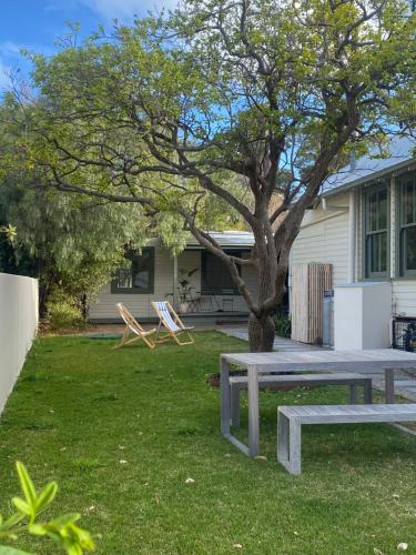 ein Picknicktisch und ein Baum vor einem Haus in der Unterkunft JMP FLINDERS ACCOMODATION in Flinders