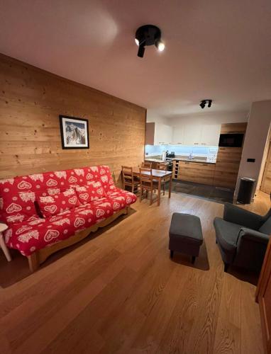 un salon avec un canapé rouge et une table dans l'établissement White Pearl, à Chamonix-Mont-Blanc