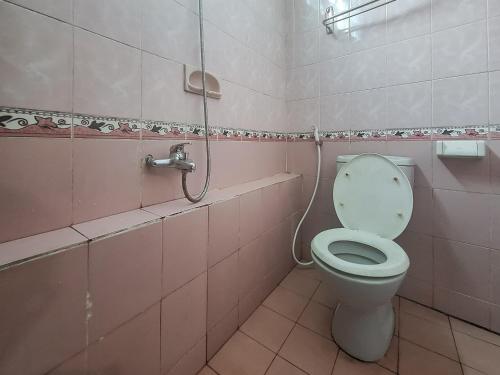 ein Bad mit einem WC und einer Dusche in der Unterkunft RedDoorz @ Hotel Arwana Safari Puncak in Tagalbato