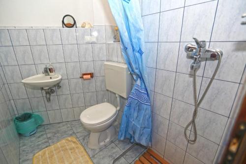 Kúpeľňa v ubytovaní Apartments Boćin Rosso