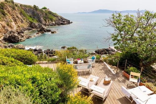 a balcony with a view of the ocean at Hotel Capo D'Uomo in Talamone