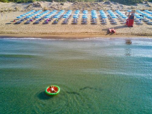 een stuk fruit in het water naast een strand bij Gitavillage Le Marze in Marina di Grosseto
