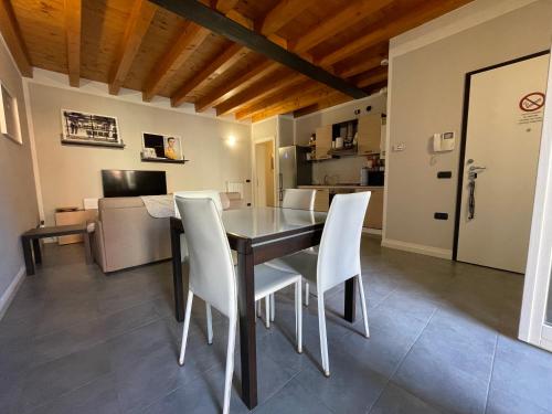 une salle à manger avec une table et des chaises blanches dans l'établissement Dimora San Giorgio - Vicino Leolandia e Bergamo, à Bonate Sotto