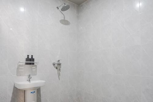 Ένα μπάνιο στο Maisaba Coliving Cempaka