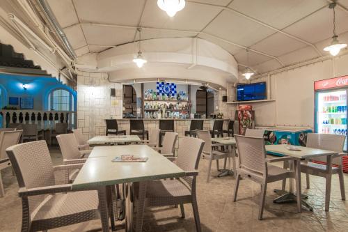Un restaurante u otro lugar para comer en Daisy Hotel