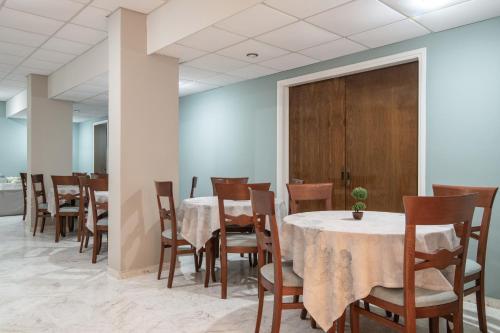 Un restaurante u otro lugar para comer en Daisy Hotel