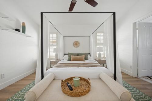 Katil atau katil-katil dalam bilik di Chic Desert Retreat - Lush Spa Pool - Mini Golf